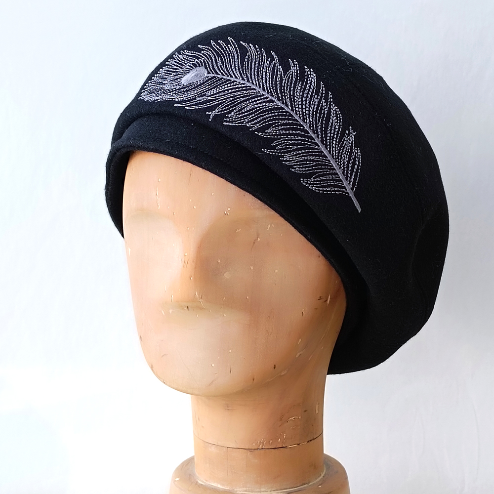 羽根ししゅうのベレー帽