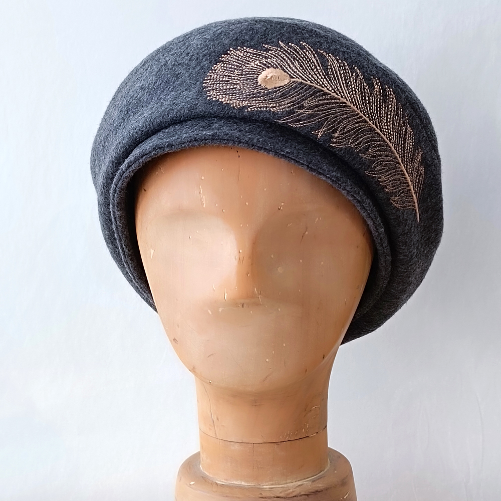 羽根ししゅうのベレー帽