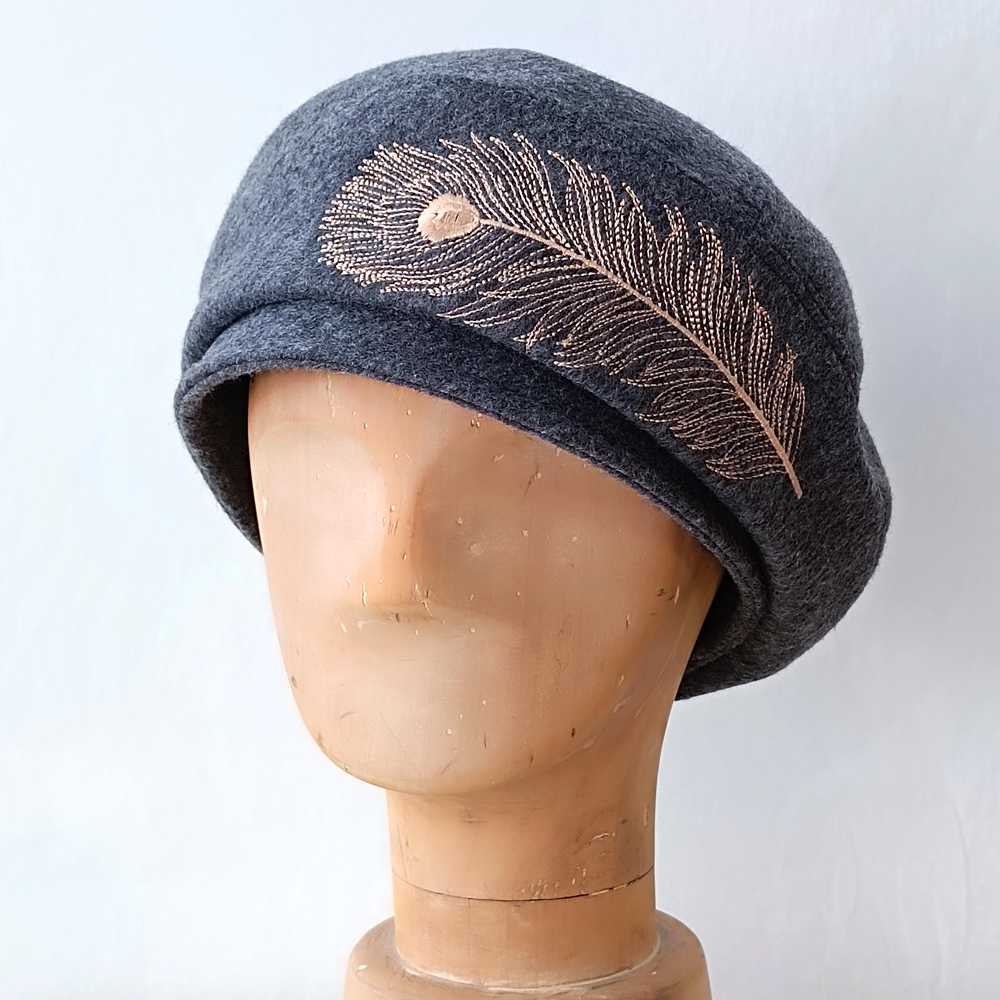 羽根ししゅうのベレー帽