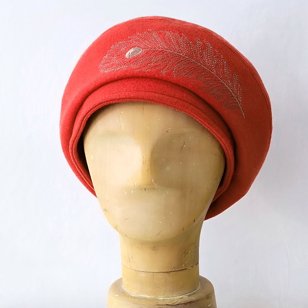 羽根ししゅうのベレー帽