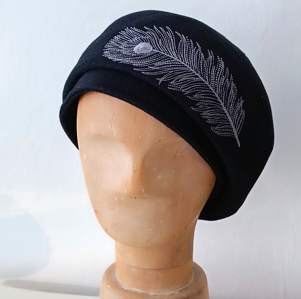 羽根ししゅうのベレー帽