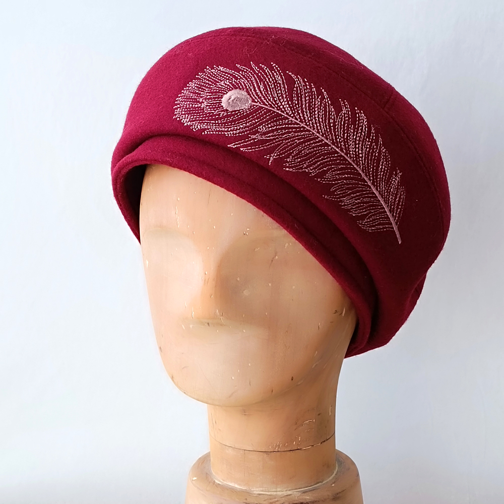 羽根ししゅうのベレー帽